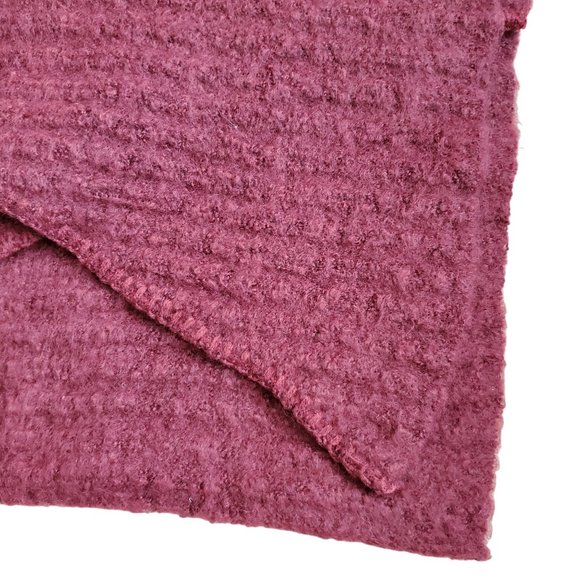 Maroon Scarf. NWT.‎ Size 73 x 21. - Picture 3 of 4